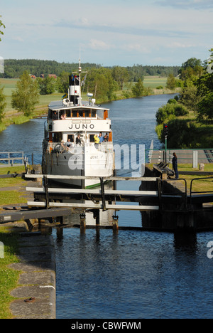 La storica motonave MS Juno crociera sul Göta Kanal e avvicinando la serratura a Hajstorp nella Svezia centrale Foto Stock