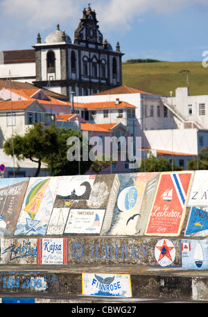 Una visita di yachtsman mano-dipinge una nave's calling card sulla marina di pareti a Horta, isola di Faial nelle Azzorre Foto Stock