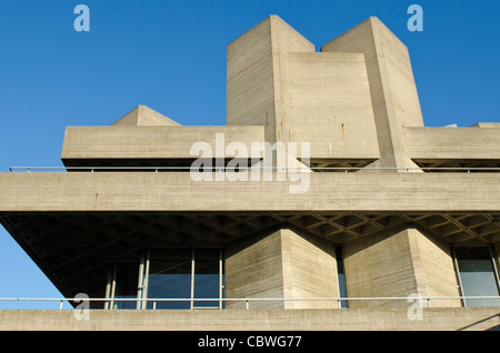 Vista laterale del Teatro Nazionale di Architettura Brutalist London Regno Unito Foto Stock