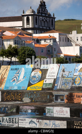 Una visita di yachtsman mano-dipinge una nave's calling card sulla marina di pareti a Horta, isola di Faial nelle Azzorre Foto Stock