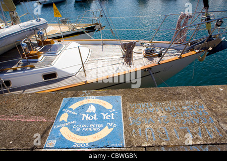 Una visita di yachtsman mano-dipinge una nave's calling card sulla marina di pareti a Horta, isola di Faial nelle Azzorre Foto Stock