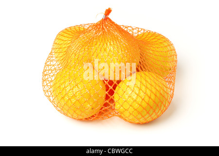 Limoni freschi in plastica sacco di compensazione su sfondo bianco Foto Stock