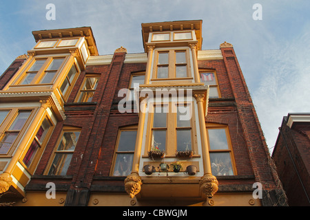 Windows di un vecchio edificio in Schenectady, New York, Stati Uniti Foto Stock