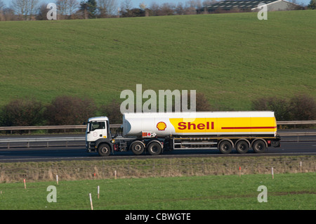 Shell autocarro cisterna sulla autostrada M40, Warwickshire, Regno Unito Foto Stock
