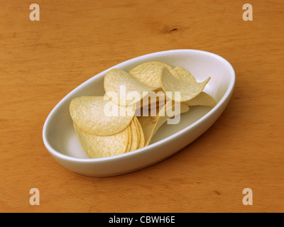 Pringle croccantini nella ciotola bianco Foto Stock