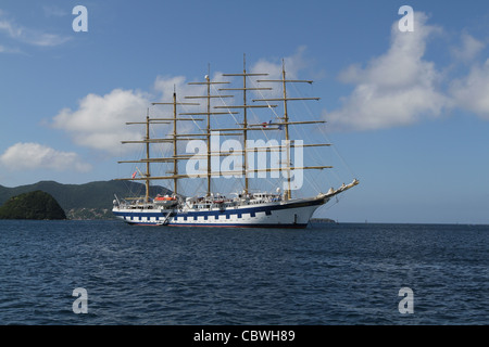 Star Clipper Square truccate nave 'Royal Clipper' che sono ancorate al largo di Saintes in Indie ad ovest Foto Stock