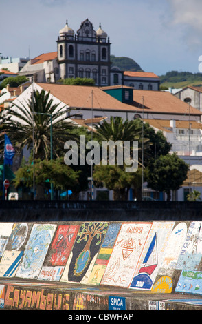 Una visita di yachtsman mano-dipinge una nave's calling card sulla marina di pareti a Horta, isola di Faial nelle Azzorre Foto Stock