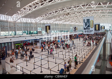 Interno del terminale all'Aeroporto Internazionale Ezeiza, Buenos Aires, Argentina Foto Stock