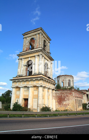 Distrutta chiesa ortodossa nei pressi di strade Foto Stock