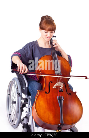 La ragazza non valido con violoncello su una sedia a rotelle isolato su bianco Foto Stock