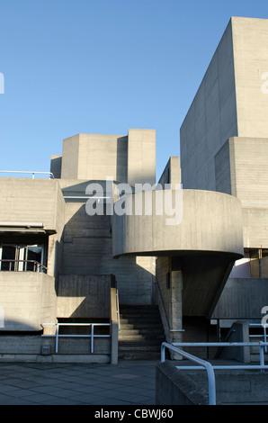 Vista laterale del Teatro Nazionale di Architettura Brutalist London Regno Unito Foto Stock