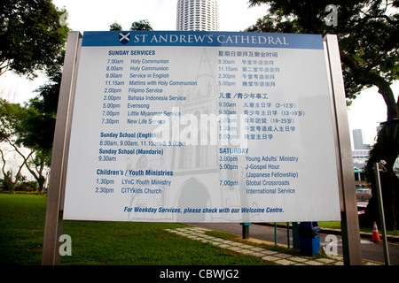 Cartello fuori la cattedrale di Sant'Andrea, la Chiesa cattolica nella città di Singapore, Asia Foto Stock