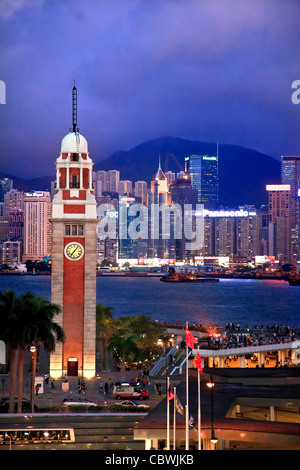 Hong Kong la Torre dell Orologio e il porto di notte da Kowloon Star Ferry riflessione Foto Stock