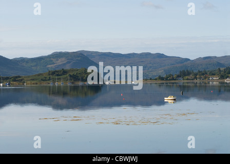 Lochcarron villaggio sulle rive di Loch Carron - Highlands scozzesi Foto Stock