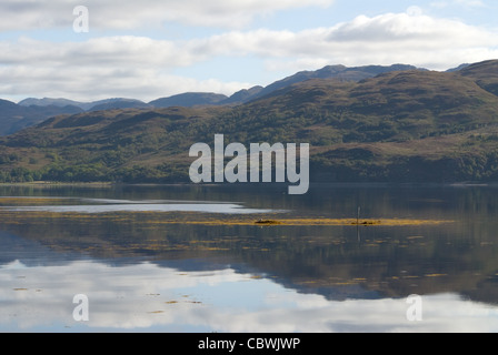 Lochcarron villaggio sulle rive di Loch Carron - Highlands scozzesi Foto Stock