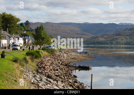 Lochcarron villaggio sulle rive di Loch Carron - Highlands scozzesi Foto Stock