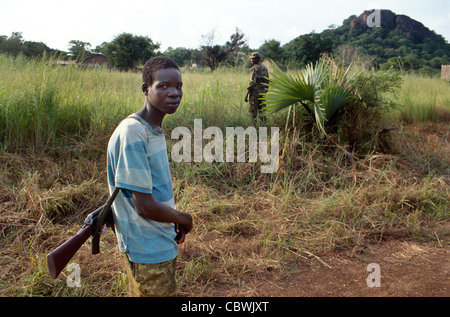 Teenage Sudan Peoples Liberation militare soldato nel Sudan meridionale durante la guerra civile nel 1997 Foto Stock