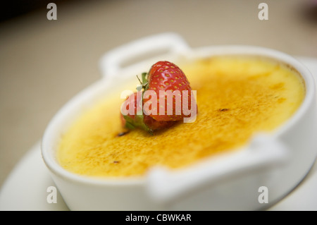 Creme brulee/budino dessert servito in una ciotola bianco Foto Stock