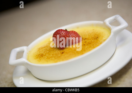 Creme brulee/budino dessert servito in una ciotola bianco Foto Stock