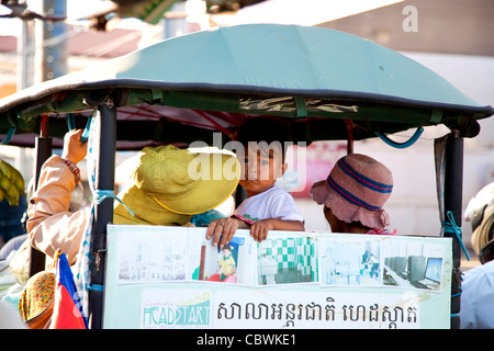 Bambino in tuk-tuk, Phnom Penh, Cambogia, Asia Foto Stock