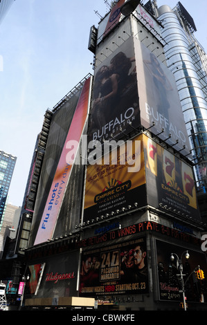 Blue sky sole autunnale ritratto grande tabellone commerciale, facciata One Times Square, angolo 7° Avenue West 42th Street, New York Foto Stock