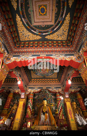 India, Bihar, Bodhgaya,, bhutanesi all'interno del tempio, allestita altare e il soffitto Foto Stock