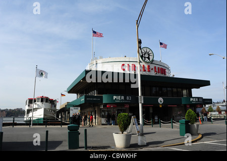 Blue sky view, asfalto, persone, bandierine americane, crociera in barca, Circle Line ticket edificio, Pier 83, West 42th Street, New York Foto Stock