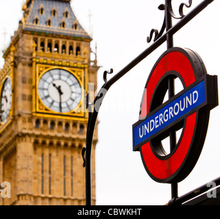 Una vista del Big Ben e una metropolitana di segno. Foto Stock