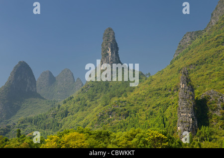 Sharp calcaree carsiche di picco formazione lungo la Li o Fiume Lijiang Repubblica Popolare Cinese Foto Stock