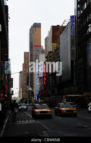 Cielo grigio canyon urbano scena neon rosso Regal Theater, giallo taxi carsi, West 42nd Street, tra la 7th e la 8th Avenue, New York Foto Stock