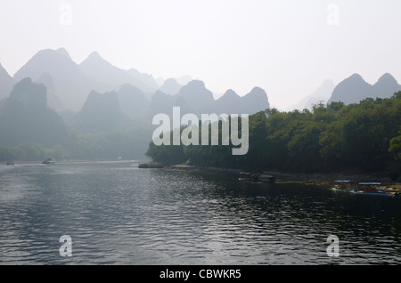 Tour barche sul Fiume Li Guangxi Cina con cupola del carso montagne nella foschia Foto Stock