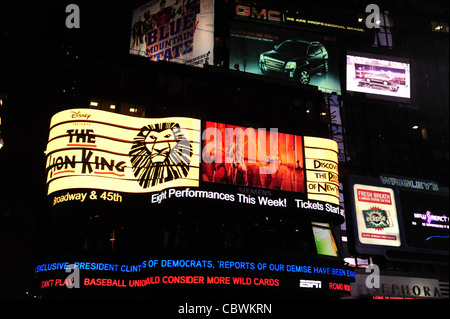 Scena notturna neon di ABC News ticker strisce LED, facciata curva Times Square Televison Studio, settima Avenue West 44th Street, New York Foto Stock