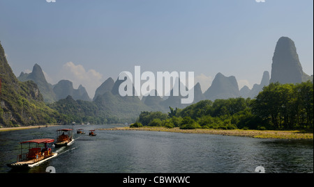 Panorama di tour in barca zattere sul fiume Li Guangxi Cina con il Carso fingerlike picchi di montagna Foto Stock