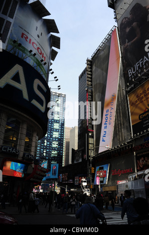 Blue sky ombra ritratto edifici, cartelloni, persone attraversando West 42nd Street, settima avenue intersezione, New York Foto Stock