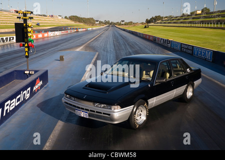 Holden Commodore drag racing car seduta poste sul drag strip Foto Stock