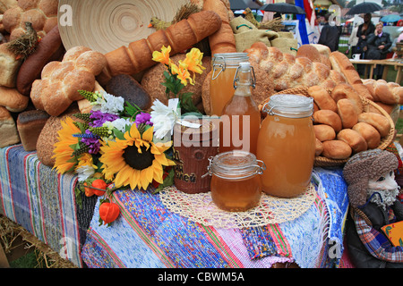 Il miele e il pane sul mercato rurale Foto Stock