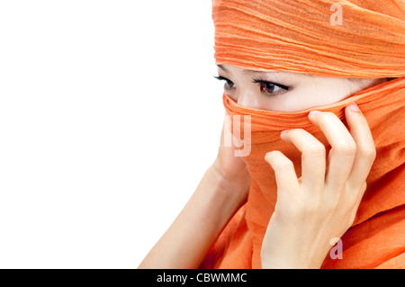 Chiudere l immagine di una donna musulmana che indossa un velo di colore arancione Foto Stock