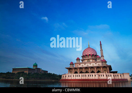 Putra moschea è la principale moschea di Putrajaya, Malaysia. Foto Stock