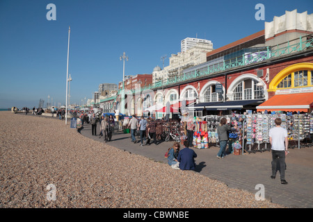 Linee del mare con bancarelle e negozi sul fronte spiaggia lungo la Brighton Seafront, East Sussex, Regno Unito. Foto Stock