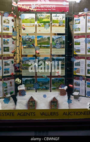 Xmas Natale la finestra di visualizzazione locale di Agente Immobiliare shop in Hay-on-Wye Powys Wales UK Foto Stock