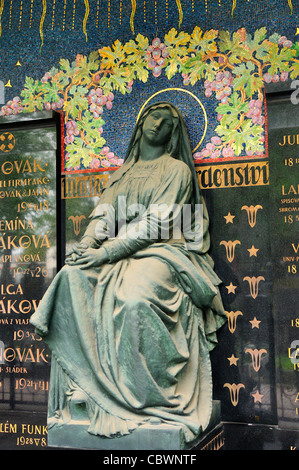 Praga, Repubblica Ceca. Cimitero di Vysehrad. Tomba con decorazione a mosaico Foto Stock