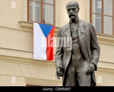 Praga, Repubblica Ceca. T G Masaryk (primo presidente della Cecoslovacchia) in Hradcanske namesti (Piazza del Castello) con bandiera CECA Foto Stock