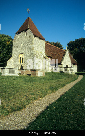 Tutti i santi della chiesa protestante di Inghilterra sassone chiesa normanna nel villaggio di West Dean east sussex england. Foto Stock