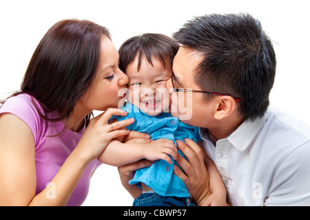 I genitori dando loro figlia un bacio attacco. Foto Stock
