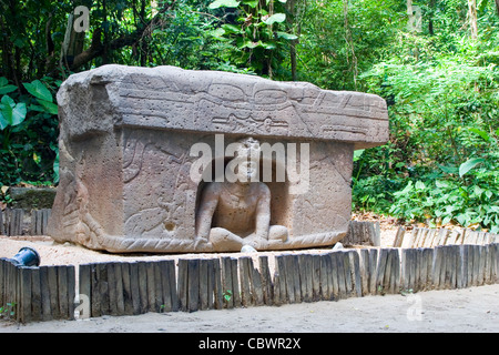 Olmec sculture, 900 a.e.v.-400BCE, dal gruppo La Venta sito rovina, a La Venta Museo e Parco di sculture, Villahermosa, Tabasco, Messico Foto Stock