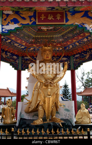 Golden statua del Buddha in filato di Kwun Pavilion il Monastero dei Diecimila Buddha - uomo grasso Tsz - tempio Buddista Sha Tin Hong Kong Foto Stock