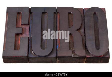 Euro parola in legno di antiquariato tipografia blocchi, macchiata di inchiostri a colori, isolato su bianco Foto Stock