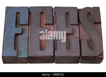 Canoni di parola in legno di antiquariato tipografia blocchi, macchiata di inchiostri a colori, isolato su bianco Foto Stock