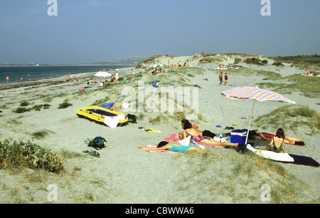 I vacanzieri locali e godervi il sole nella spiaggia di vescovi quartiere vicino a Bally Vaughan Co Clare Irlanda Foto Stock