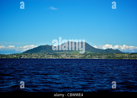 Vulcano estinto cono di scorie sulle rive del grande lago Taupo, Nuova Zelanda Foto Stock